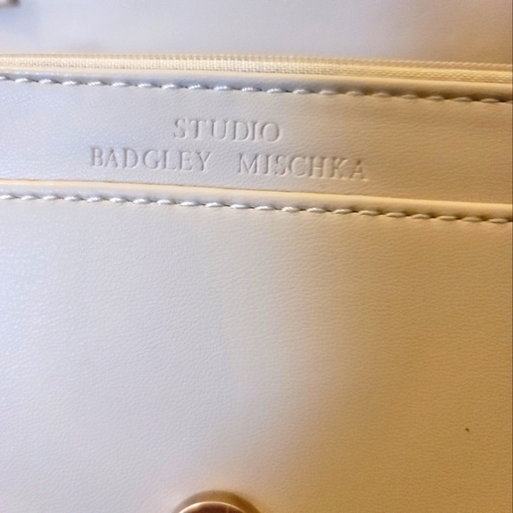 Small Diamond Quilted Badgley Mischka Purse. - Picture 5 of 8